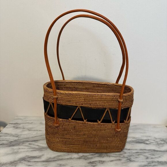 Elegant Queen BEA Tan Woven Bag with Black Bow leather handles - Picture 15 of 15